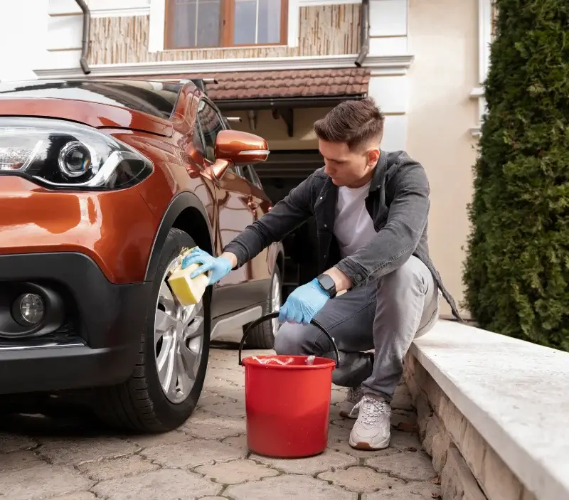 Lavage auto à domicile Meslay-le-Vidame : professionnel intervenant sur un véhicule
